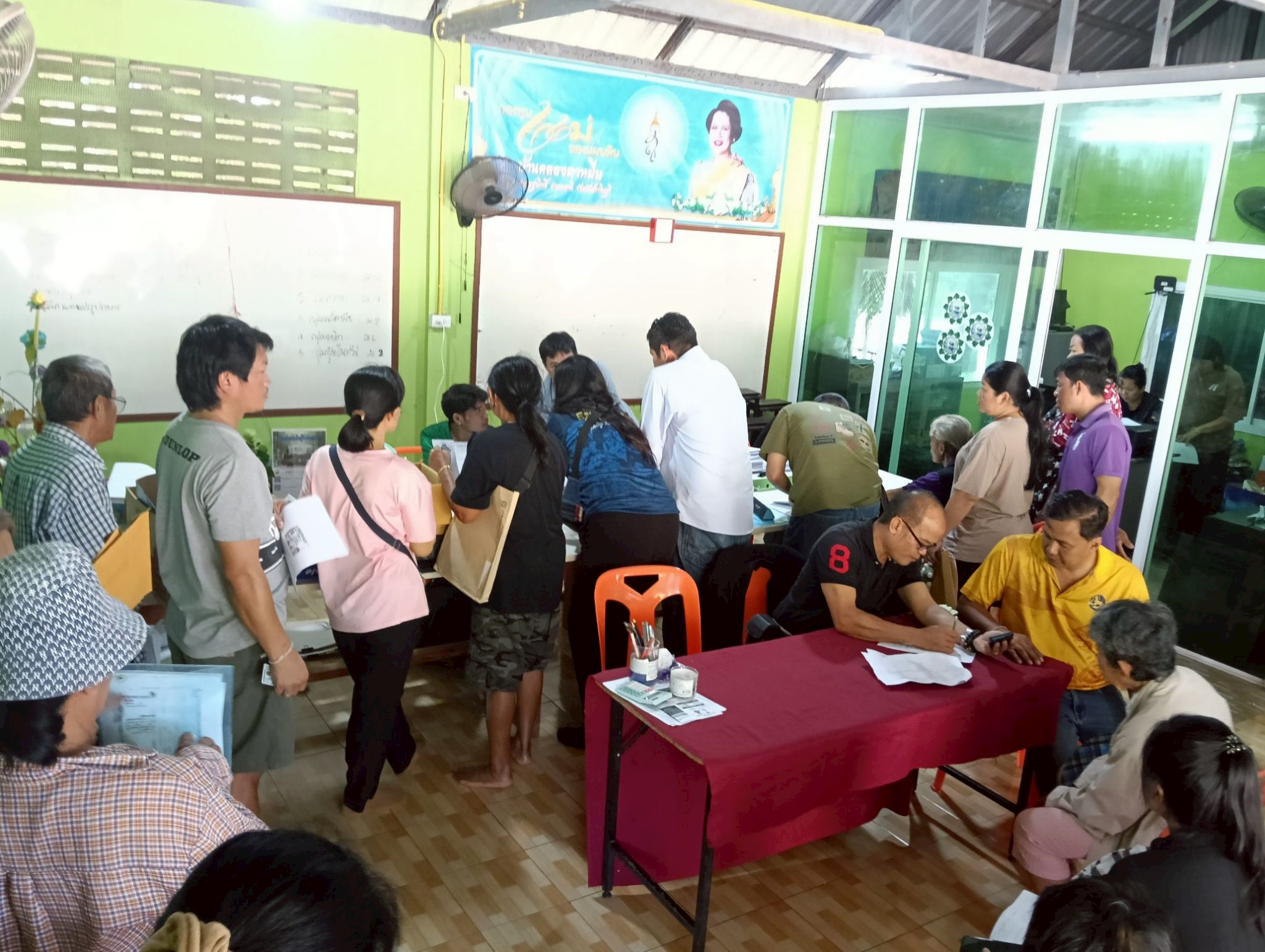 title - วันที่ 8 เมษายน 2569 นายวิทูล ประดิษฐ์บุญ ปฏิรูปที่ดินจังหวัดปราจีนบุรี มอบหมายให้ นายลิขิต ผันผ่อน ผู้อำนวยการกลุ่มกฎหมาย พร้อมด้วย เจ้าหน้าที่ ส.ป.ก.ปราจีนบุรี ลงพื้นที่ออกศูนย์บริการเคลื่อนที่ “Mobile Unit”  ยื่นคำร้องทั่วไปและปรึกษาข้อกฎหมายที่เกี่ยวข้องกับการปฏิรูปที่ดิน ณ ตำบลทุ่งโพธิ์ อำเภอกบินทร์บุรี จังหวัดปราจีนบุรี